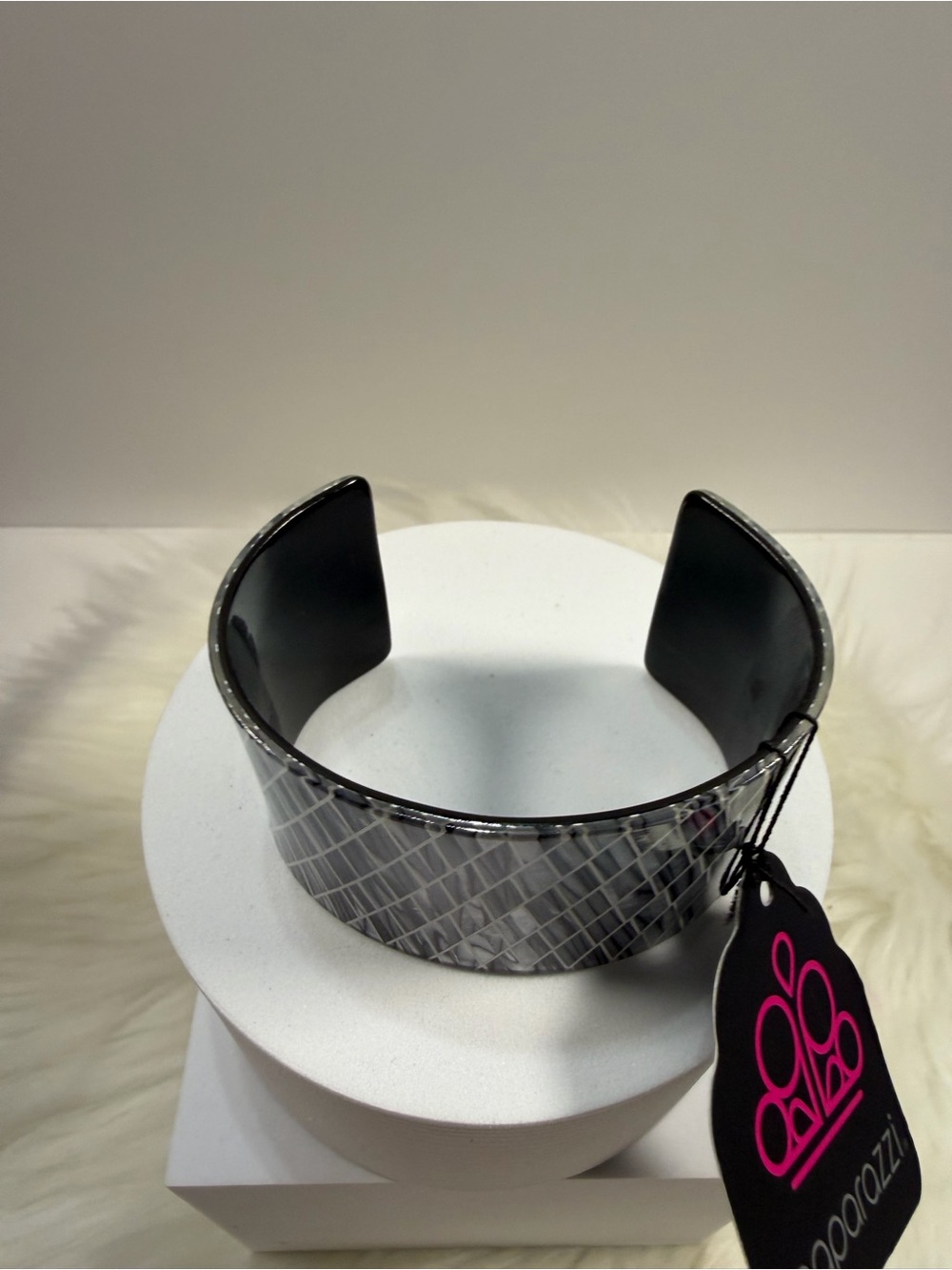 🩷5/$10🩷 paparazzi Gray Marbled Crisscross Cuff Bracelet - Picture 3 of 4